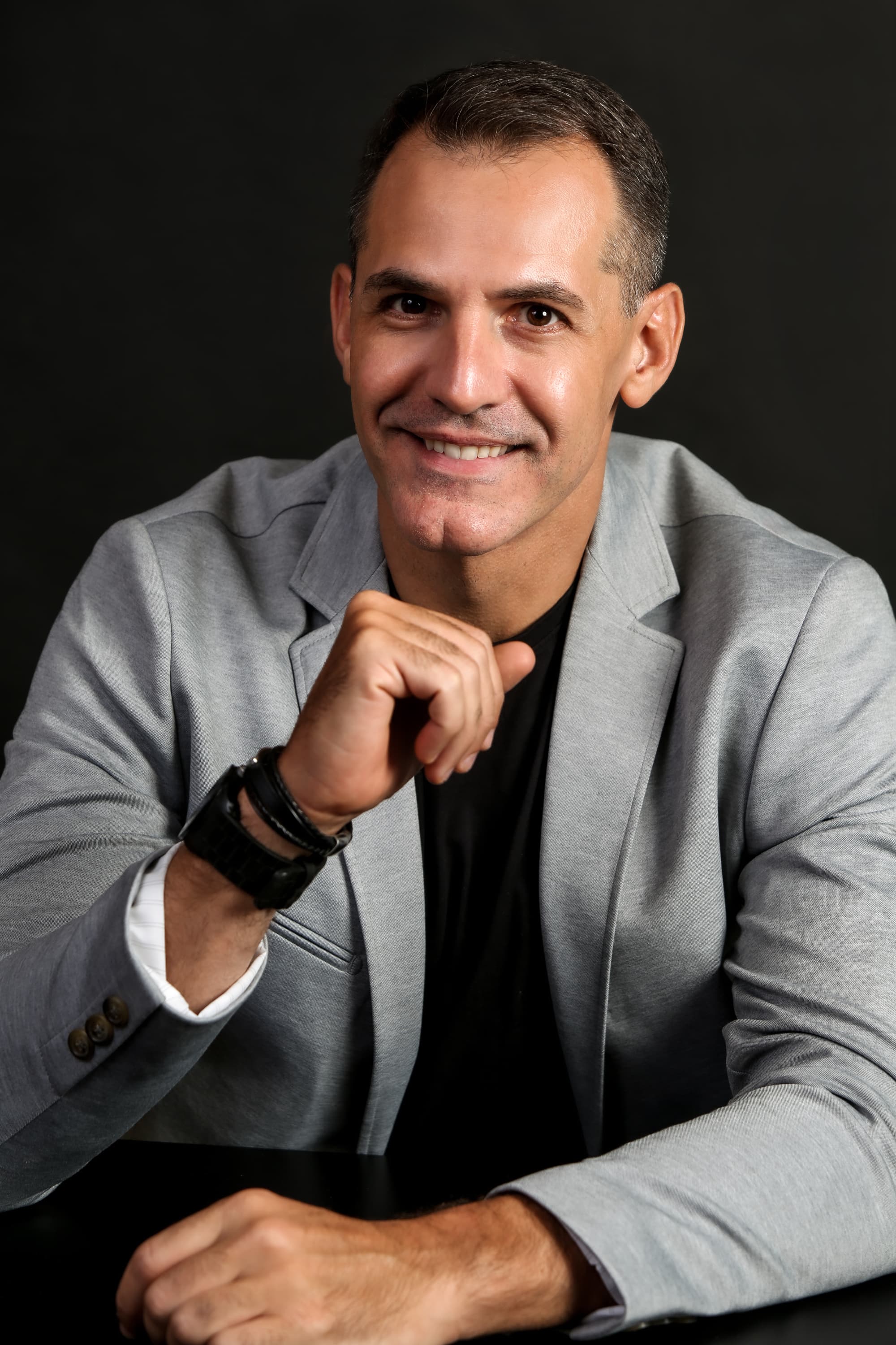 Retrato do Dr. Marcelo Nunes em preto e branco, de blazer, sorrindo