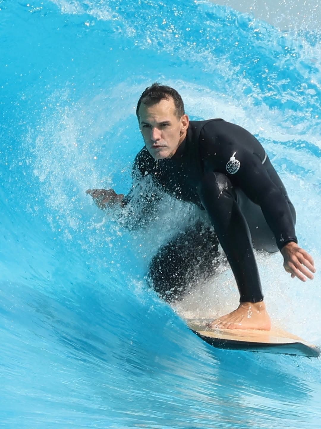 Dr. Marcelo Nunes surfando, descendo uma onda, em preto e branco